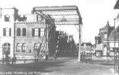 Deze hoofdbrug werd in april 1945 door terugtrekkende Duitse troepen zwaar beschadigd. De brug die over de Pastorieweg in Heerenveen lag was intact gebleven en daar niet meer gebruikt. Deze werd naar Gorredijk gebracht en zo kon reeds op 22 mei 1945 weer met trams tussen Heerenveen en Drachten worden gereden.