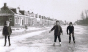 Schaatsen op de vaart, met op de achtergrond de nog niet afgebroken Vinkebuurt. Vanaf rechts Wietze Bron, Hilda Bron, N.N.