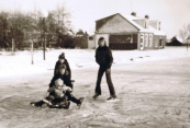 Schaatsen op de vaart, met de inmiddels afgebroken woningen op de achtergrond.