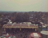 Een foto uit het jaar 1977 met het zicht op een gedeelte van de najaarskermis op het achterste deel van het Marktplein gelegen tussen de Nijewei en Nieuwstraat. Tot eind jaren 80 was ook het achterste deel van het Marktplein betrokken bij de kermis daar waar de attractie: Autoscooter Botsauto's een vaste plaats in nam. Een toevallig detail is dat deze op foto afgebeelde Autoscooter tijdens de najaarskermis van Gorredijk in het jaar 2005 voor het laatst te zien was op de Nederlandse kermis, waarna deze in maart van het jaar 2009 een vaste plaats heeft gekregen in attractiepark Duinen Zathe te Appelscha. De foto is gemaakt vanuit het Reuzenrad van de familie Leemburg (van oorsprong uit Gorredijk), te zien zijn: Autoscooter van de familie Panbakker uit Leeuwarden, Vliegtuigmolen van de familie v/d Molen/Arjaans uit Joure, Holly Cranes en uiterst rechts de Bootjesmolen van de familie Rampen/van Nieff uit Groningen (op de plaats waar later de autoscooter zou staan). (foto: J. Seinstra)
