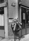 Kranslegging in mei 1990 bij het oude postkantoor op de hoek van de Kerkewal/ Hoofdstraat, ter nagedachtenis van de Joden die in de laatste wereldoorlog door de Duitsers werden vermoord.