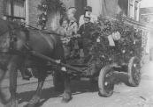 .Oeds de Boer met zijn wagen in de optocht van 5 mei 1945 op de Molenwal.