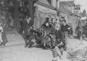 Optocht 5 mei 1945. Door het opblazen van de brug Molenwal/Kerkewal werden ook de huizen aan de de Molenwal beschadigd. De ramen van nummers 27 en 28 zijn met planken dichtgetimmerd.