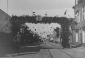 De Zuid- West Dubbelestraat in feesttooi in mei 1945.