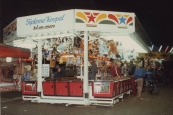 Grijpen Grijpen Grijpen met die dingen!

De grijpkranen één van de bekendste spelen van de kermis en nog altijd razend populair.
Je komt ze overal tegen de vitrine kasten gevuld met een enorme keuze uit knuffels en andere pupulaire items, menigeen waagd hier een gokje om dat ene gewilde item eruit te halen.
De grijpkranen zijn een begrip en onmisbaar op de kermis, waren het vroeger ronde opbouw tenten met daarin lage kasten welke Holly Cranes werden genoemd, werden het later grote inklapbare containers met daarin hoge kasten zoals we deze nu nog steeds kennen met de naam Lucky Cranes.

Op de foto zijn de Holly Cranes  van de familie Sipkema-Koopal uit Apeldoorn te zien tijdens de najaarskermis van 1982 te Gorredijk.
De containers waren toen der tijd een stuk kleiner als hedendaags, hadden ze toen een lengte van zo'n 8 meter zijn het nu lengtes van zo'n 12,5 meter. (Foto: Atze. J. Lubach)