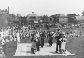 Volksfeesten op 5 mei 1945 met volksdansen en gymnastiek op het Marktterrein.