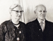  Fokke Riedstra en Hiltje Riedstra-Kuipers, Fokke Riedstra was vroeger gasfitter in Gorredijk en zijn vrouw Hiltje Riedstra -Kuipers deed veel aan voordragen. Zij woonden aan het Weike, 1965  (foto via Harm Frieswijk).