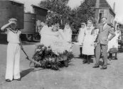 Optocht 5 mei 1945 hier in de Nieuwstraat. Jongen links is Jan Tabak, naast de wagen rechts zijn vader Kees Tabak.