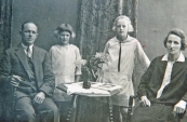 Een familiefoto van Fokke Riedstra en Hiltje Riedstra met hun dochters Rienie en Klaske woonachtig aan  t, Weike te Kortezwaag (foto via Harm Frieswijk)