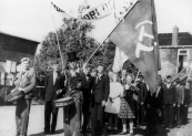 Voorafgegaan door tamboers Andries Hofman en Jelle Beenen met hoge hoed, liep de afdeling Gorredijk van de Communistische partij mee in de optocht van 5 mei 1945. In de eertse jaren na de wereldoorlog had deze partij nog een grote aanhang.