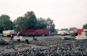 Het was hard doorwerken voor de straatmakers in het jaar 1980 om het opengebroken kruispunt Marktstraat/Nieuwstraat te voorzien van bestrating. Inmiddels waren de eerste kermis exploitanten reeds gearriveerd welke geduldig wachten voor de opbouw van de kermis. (Bron: Stichting kermiscultuur)