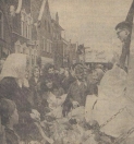 Mei 1964, Druk was het op de Gordykster Merke.  De kooplui deden goede Zaken en de huisvrouwen goede inkopen De bloemenman mocht zich verheugen in de warme belangstelling   van zijn klanten, die verlangen naar wat kleur na al die regen.