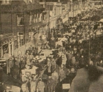 1962 Oktober, Drommen mensen en lange rijen kramen aan beide Wallen, kilometers lange rijen van geparkeerde auto's in de straten in en om Gorredijk, overvolle rijwielbergplaatsen, een druk bezocht vermaakcentrum, een levendige handel in landbouwbenodigdheden op het Marktplein en een flinke aanvoer van vee, dat was gisteren het beeld van Gordykster Merke. De zaken gingen vrij goed, behalve op de veemarkt, waar zich de dalende tendens in de prijzen ook deed voelen.