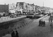 Ook aan de Langewal stonden Canadese vrachtauto's en gevechtswagens na 15 april 1945.