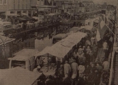 1973, Oktober, Gerdykster merke en wat zulks betekent, blijkt duidelijk uit deze foto: schuifelend langs de kramen vanwege de overstelpende drukte, urenlang de geur opsnuivend van koeiemest, gebakken vis, worst en patat en tenslotte naar dé kermis met al die oorverdovende attracties. Alles verandert in de wereld, maar Gerdykster merke is nog als vanouds en de belangstelling lijkt eerder groeiende dan tanende. Het autopark, dat gisteren in en rondom Gorredijk te zien was, telde duizenden wagens en het aantal merkegangers moet een veelvoud zijn geweest. De meeste kramen waren langs de Wallen te vinden en daar concentreerde zich ook de drukte.