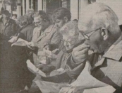 1991 Oktober, Met vette vingers genoten bezoekers van de Gerdykster Merke in Gorredijk gisteren van een smakelijk visje. Ondanks de kou werd de markt goed bezocht. Volgens marktmeester Tjeerd Popkema schuifelden duizenden mensen langs de kramen. Met 175 kramen was de markt iets groter dan andere jaren. Popkema meldde dat marktkooplui die op de bonnefooi waren gekomen, moesten worden teruggestuurd. Zij konden geen standplaats meer krijgen. De aanvoer van vee was dit jaar bedroevend. Slechts drie pony's, ongeveer zeven schapen en 324 runderen werden te koop aangeboden. Der wie in grutte feemerk yn Zwolle, verklaart Popkema de slechte aanvoer.( Foto LC/Jan de Vries)