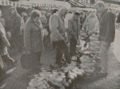1992 Oktober, Lang niet alle plekken in de Hoofdstraat van Gorredijk waren gisteren bezet. De klompenverkoper leek nog wel aardig zaken te doen, maar de aanvoer van vee op de Gerdykster Merke was weer minder dan vorig jaar. Ruim dertig stuks - zeventien koeien, drie paarden en twaalf schapen - zijn gisteren aangeboden. Jan de Vries uit Hoornsterzwaag, met veertien stuks vee de grootste aanbieder, denkt dat de Merke een aflopende zaak is. It wurdt alle jierren minder. Dat hat ek te krijen mei de feemerke yn Zwolle dy't tagelyk halden wurdt. Mar ik bin myn bisten wol kwytrekke. Marktmeester Tjeerd Popkema ziet het minder duister in. It minne waar moarns hat üs parten spile.( Foto LC Jan de Vries)