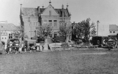 Op schoolplein en Marktterrein stonden in april 1945 voertuigen van het Canadese leger. Zij gebruikten veel Amerikaans materiaal.