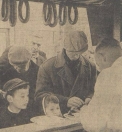 1962 Oktober, Een hartig hapje op zijn tijd is welkom na een halve dag rondslenteren door drukte en lawaai.