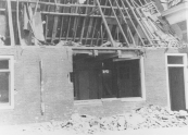 Dit is wat er overbleef van de huizen van de Kerkewal nummers 30 en 31. De lichte dakconstructie was mede oorzaak van de grote schade, De woningen werden weer bewoonbaar gemaakt.