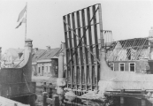 Timmerman/ Aannemer P.Hazewindus zou de brug herstellen. Door drijfzand kon hij de kelder niet droog krijgen. Gerrit Roorda uit Tijnje nam het werk over en klaarde de klus