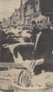 1960 Oktober, Herfstmarkt in Gorredijk. Er was zeer veel vee aangevoerd: de zwartbonten vulden de Hoofdstraat van het begin tot het einde. Daartussen had nog een palingkoopman een plaatsje gevonden: of er ook veel paling aangevoerd was, weten wij niet. Maar ze waren goed en gezond, volgens de koopman, vers uit Volendam.