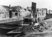 .De brug tussen de Kerkewal en Molenwal, kort na 15 april 1945.  De noodbrug, een later opgetimmerde praam ligt al klaar.