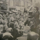 1977 November, Hoewel de Gorredijkster najaarsmarkt wel eens drukker werd bezocht wist de handelaar in fototoestellen toch telkens heel wat kijkers - maar dat zijn nog geen kopers - en toehoorders om zich heen te verzamelen.