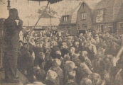 1953 Mei, Voor het Grand Theater Uniuq schettert de muziek. De spullebaas geeft het tableau de troupe, met veel drukte en handigheid heeft hij drommen mensen voor zijn circus tot stilstand weten te brengen en nu is het zaak dit publiek naar binnen te werken. Voor de tent staan de artiesten opgesteld, maar moeder de vrouw blijft bij de kassa, straks als de buit binnen is, verkleedt zij zich nog even vlug voor haar nummer. Nee, groot is dit Grand Theater niet en de artiesten, sterk verschillend in leeftijd en lengte, lijken verdacht veel op elkaar. Maar de directeur staat voor de microfoon en de beide Augusten verkopen hun moppen met baarden en krijgen de klappen, zoals het hoort. Dan worden de grote nummers voorgesteld. Dit evenement vond plaats op het marktplein tijdens de Gordykster merke van 1953.