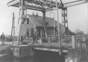 In  april 1945 lieten de Duitsers alle bruggen in Gorredijk en Kortezwaag springen, zo ook de brug over de Dwarsvaart in de Nijewei. Het totaal ontwrichte brugwachtershuisje werd eerst afgebroken.