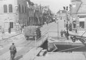 In de nacht van 14 op 15 april 1945 vernielden terugtrekkende Duitse genietroepen de bruggen in Gorredijk en omgeving. Als eerste sneuvelde de brug over de Dwarsvaart in Kortezwaag.Daarna volgden Bleekersbrége, de Hoofdbrug en Gurbe's brége. Bij de verdediging van de Hoofdbrug kwam de verzetsstrijder Gerke Numan om het leven. Naar hem werd later de vervangende brug vernoemd. De huizen nabij de bruggen hadden onnoemlijk veel schade, bijna alle ruiten waren gesprongen en veel dakpannen kwamen naar beneden. Het ergst waren de (oudere) huizen bij Gurbe's brége er aan toe.Op 15 april reden de eerste Canadese voertuigen over het rijklaar gemaakte brugdek, daarmee was de bevrijding een feit. Enige dagen later stalden reservetroepen hun vehikels aan de Langewal en achter de O.L. school op het Marktterrein. Op 5 mei was geheel Nederland bevrijd en werd er feest gevierd met een optocht en volksfeesten. Ook daarvan maakte Hendrik C. v/d Meer foto's. Maar door zijn slecht gezichtsvermogen zijn de meeste foto's onscherp.