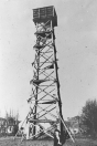 De uitkijktoren aan de Lijnbaan werd in 1941 door de Duitsers gebouwd om overvliegende vliegtuigen te signaleren. Op de voorgrond Corrie Beenen.