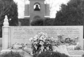 Kranslegging bij het monument voor de gesneuvelden tijden de tweede wereldoorlog op de algemene begraafplaats aan de Hegedyk te Gorredijk. Schoolkinderen adopteerden dit monument en leggen ieder jaar op 26 april, de dag dat Gorredijk werd bevrijd, een krans.