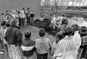 Kranslegging bij het monument voor de gesneuvelden tijden de tweede wereldoorlog op de algemene begraafplaats aan de Hegedyk te Gorredijk. Schoolkinderen adopteerden dit monument en leggen ieder jaar op 26 april, de dag dat Gorredijk werd bevrijd, een krans.