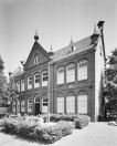 overzicht voorgevel en rechter zijgevel Hoofdstraat 59 Voormalige lagere school. (foto 2000, J.P. de Koning).