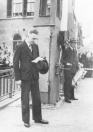 De officiële in gebruikname van de Gerk Numanbrug in het centrum van Gorredijk. Links de weduwe Numan de Vries met haar kinderen. Haar man sneuvelde één dag voor de bevrijding in april 1945 tijdens een vuurgevecht met Duitse genietroepen die de hoofdbrug opbliezen. Rechts: Burgemeester Harmsma hield een toespraak. Op de brug staat Jouke v/d Zee met bloemen.