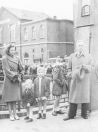 De officiële in gebruikname van de Gerk Numanbrug in het centrum van Gorredijk. Links de weduwe Numan de Vries met haar kinderen. Haar man sneuvelde één dag voor de bevrijding in april 1945 tijdens een vuurgevecht met Duitse genietroepen die de hoofdbrug opbliezen. Rechts: Burgemeester Harmsma hield een toespraak. Op de brug staat Jouke v/d Zee met bloemen.