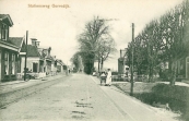 1908, De Stationsweg te Gorredijk, met in de verte een rijdende tram.