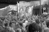 Grote drukte op het Marktplein (hoek Schoolstraat/Marktstraat) tijdens de Gordykster kermis tussen vermoedelijk de 50 en 60'er jaren. Attracties als de Texas Show van exploitant Henk Verwijk/Ophof alsmede het Theater Oriental van exploitant Petrus van Griensven stalen vooral in die tijd de show met hun acrobatische live optredens van o.a. Bas en Aad van Toor (Bassie en Adriaan) paarden, ezels en beren. Naast de Texas Show zien we de American Cake Walk Road staan van exploitant Herman Riddering. Geheel links op de foto is het pand zichtbaar daar waar jaren lang Piet koopt alles was gevestigd.