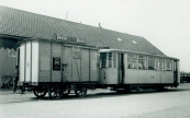 Motorrijtuig M4 met bagagewagen E202 te Gorredijk 6mei 1939 (foto Notten Jr., M. van)