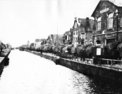 Hooilevering aan de Duitse Wehrmacht tijdens de oorlogsjaren 1940/ 1945. Het hooi werd bij Olieslagerij in pakjes geperst en per schip vervoerd.