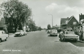 1970, Zicht op de Nieuweweg te Gorredijk met rechts een benzinepomp