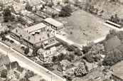1964, Luchtopname van de U.L.O. school aan de Stationsweg te Gorredijk.