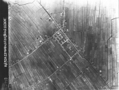 Op deze op 23-03-1945 vanuit een verkenningsvliegtuig van de R.A.F. gemaakte foto staat heel Gorredijk afgebeeld. Linksboven de bochtige Kromten met de aftakking de Nijefeart naar boven uit. Ook de Langewal en Kortewijk richting Lippenhuizen is rechtsonder goed weergegeven. De witte winkelhaak, iets boven het midden zijn de tennisbanen aan het Schansburglaantje te zien.
