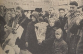 1956 Oktober, Al was het des morgens geen weer om de bloemetjes buiten te zetten, toch deden de bloemenverkopers goede zaken.