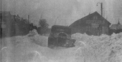 Foto út: ’n plaatsje mei ’n praatsje, Hans de Jong, Woudklank 28 april 2002.

Dit stie derby: 

Hoog opgejaagde sneeuw op 16/17 januari 1940 nabij het tramstation. Geen enkele tram rijdt meer; ook de auto is ingesneeuwd. De sneeuw werd vanaf de weilanden noordoostelijk van de Stationsweg door stormachtige winden aangeblazen. Dat gebeurde via de toen nog openliggende ruimte, die in de volksmond ’Siberië’werd genoemd. Nu bevindt zich daar het appartementencomplex ‘It Station’. (Foto: Anne van der Muur). Hantje Jan Bottema, Gorredijk, gemeente Opsterland. Afgegeven: 7-4-1928