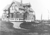 In 1904 liet Romke Otter dit huis bouwen dat weldra bekend stond als ,,villa Otter''. In 1922 werd het huis door de weduwe van Romke verkocht aan de directeur van de Olieslagerij aan de Kerkewal
