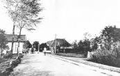 De Hegedyk in de jaren dat er nog tol werd geheven. Deze werd pas op 1 mei 1928 afgeschaft. Het tolhuis dat met de voorgevel tegen de weg stond werd in 1966 afgebroken.