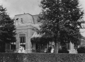 In 1888 kocht de advocaat Willem H. Jonkers een bouwterrein voor f 1.250,- van H.H. van Dam en nog datzelfde jaar werd daarop dit woonhuis met kantoor gebouwd. Hier wordt nu al weer vele jaren een tandartsenpraktijk uitgeoefend.