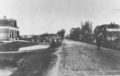 Links de boerderij nr.2 die in 1903 werd gebouwd door Flokstra en de Vries. Feitse, een zoon van laatstgenoemde is de grondlegger van ''de Vries Kozijnen'' te Gorredijk.